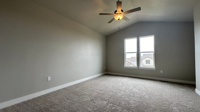 Building Photo - Great Townhouse in Windsor