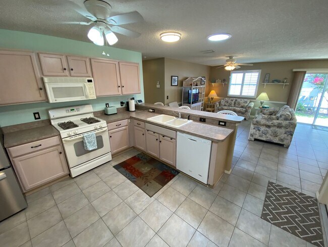 Building Photo - Great Location Turnkey Villa In The Villag...