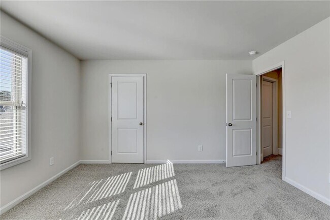 Building Photo - 1661 Silver Crst Wy