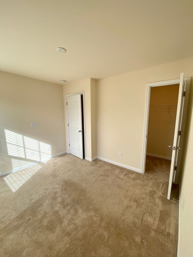 Building Photo - 3BR/2.5 BA Townhouse in McDowell Crossing