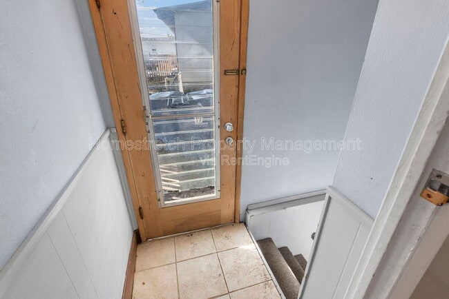 Building Photo - 560 Falcon Dr