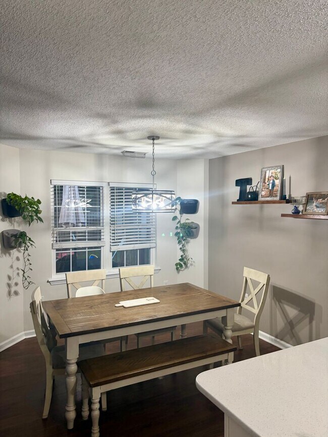 Building Photo - 207 Bluebird Ct