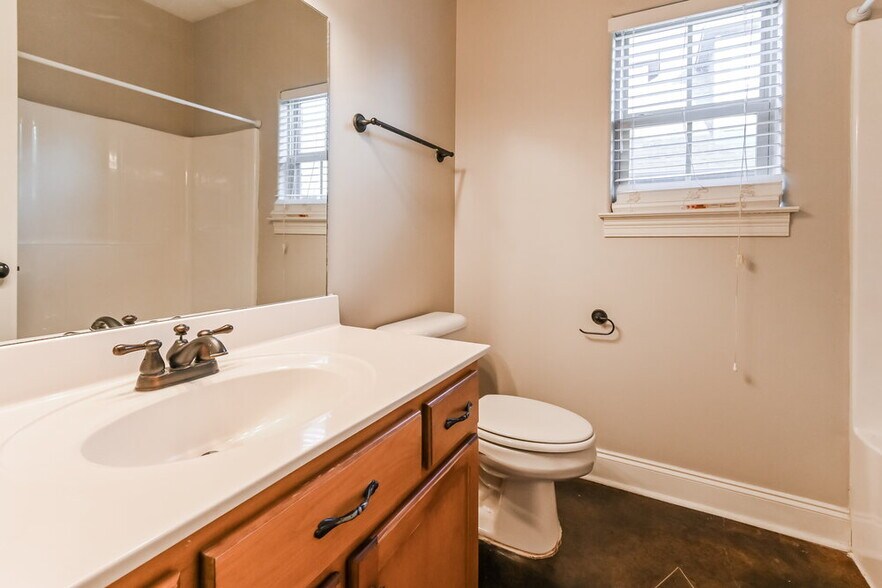 Building Photo - 1302 Heritage Dr S