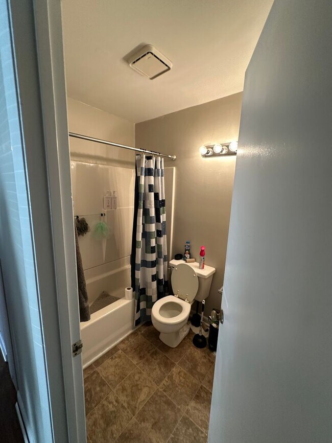 Building Photo - UT - 1205-D (New)