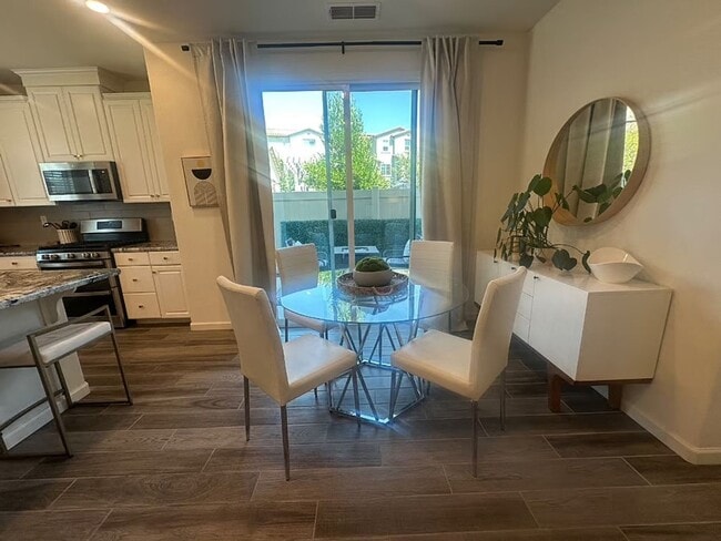 Building Photo - 4 bedroom Campus Oaks Home located on a Co...