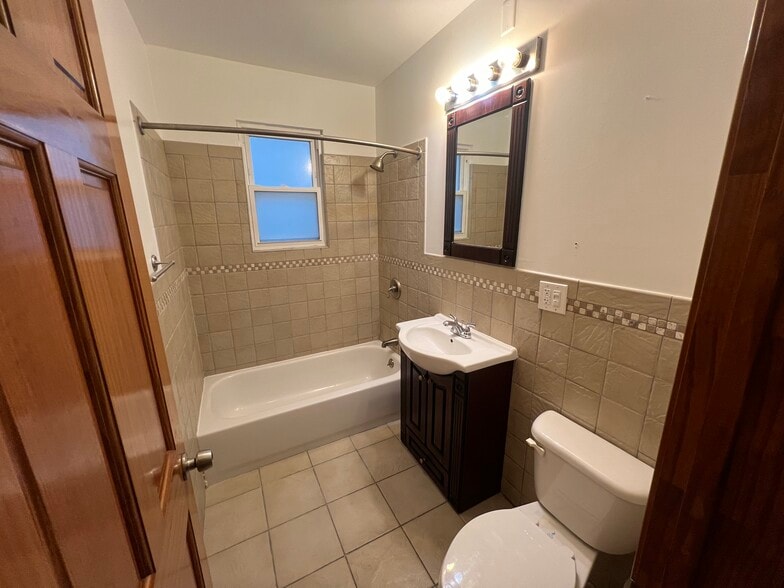 Building Photo - 2028 N Hamlin Ave