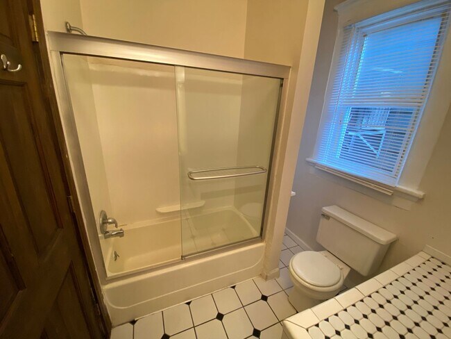 Building Photo - 252-254-254 King Ave