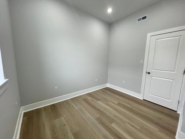 Building Photo - Renovated 4bd/2 bath House with Rear yard!! SECTION 8 ONLY!!