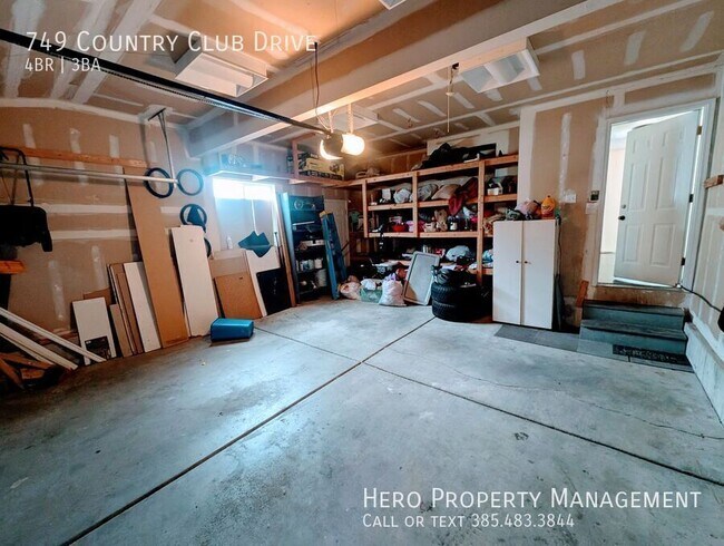 Building Photo - 749 Country Club Dr