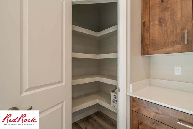 Building Photo - Beautiful Townhome in Hurricane Heights!