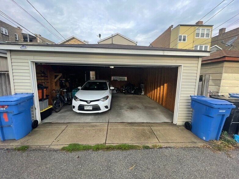 Garage spot - 3047 N Troy St