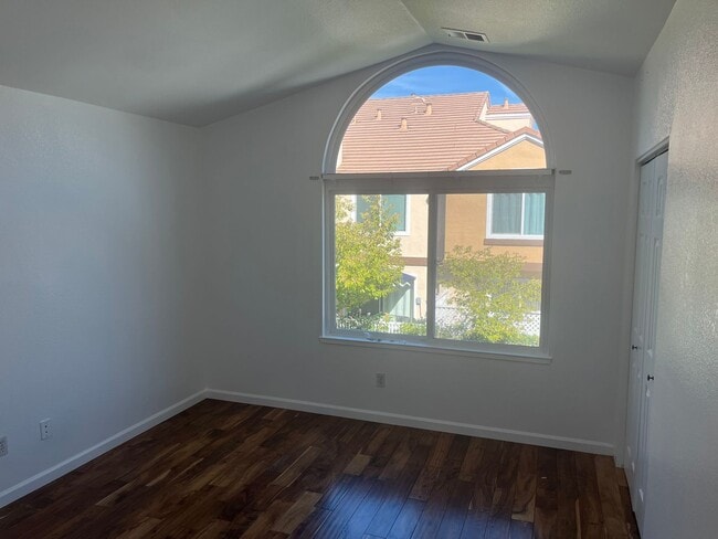 Building Photo - Beautifully Updated 3-Bedroom Townhome in ...