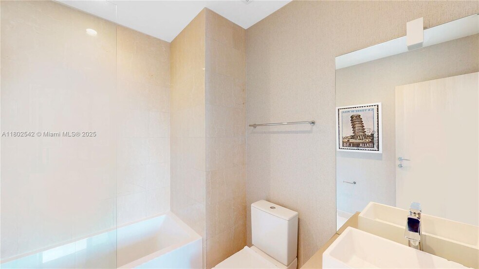 Building Photo - 1000 Brickell Plz