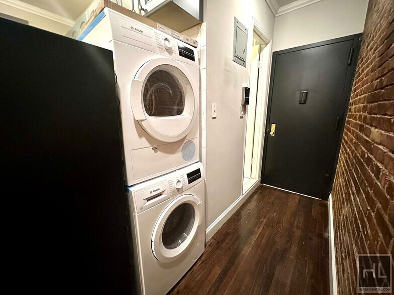 Building Photo - Tenth Avenue