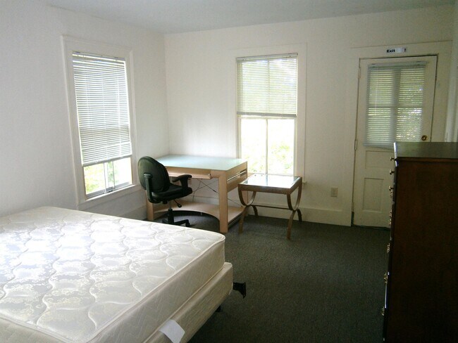 Building Photo - 110 Highland Pl