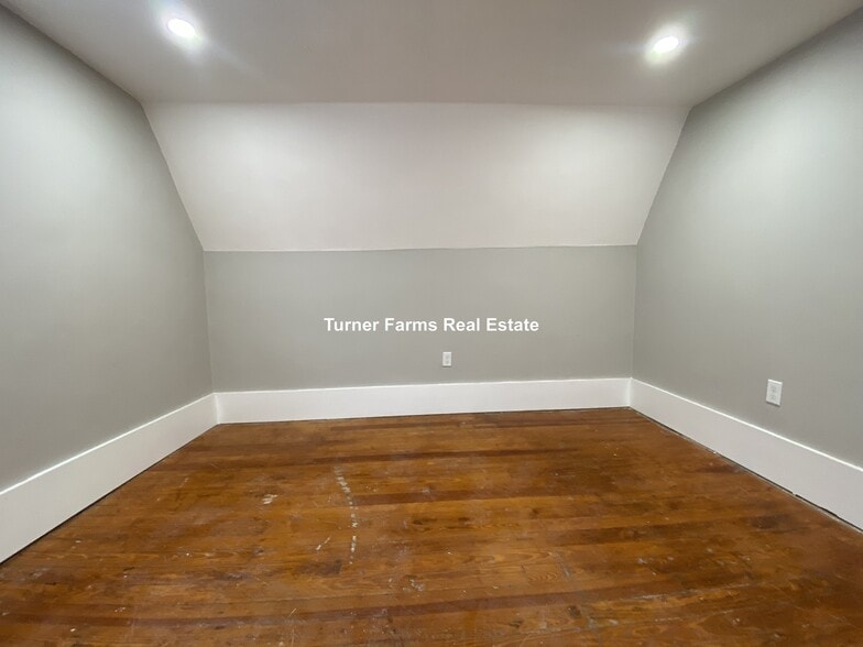 Building Photo - 35 Humphreys St