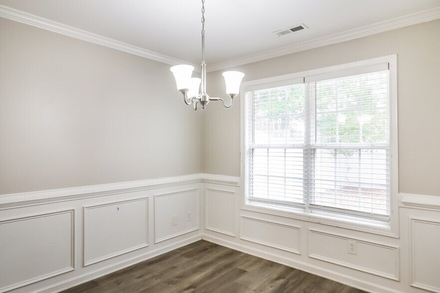 Building Photo - 224 Greenview Dr