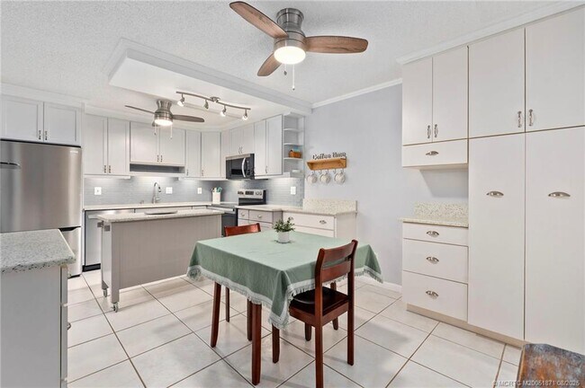 Building Photo - 5616 SE Riverboat Dr