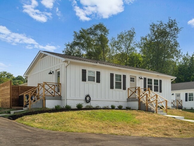 Building Photo - Newly Renovated 2/1.5 Townhome in Nashville
