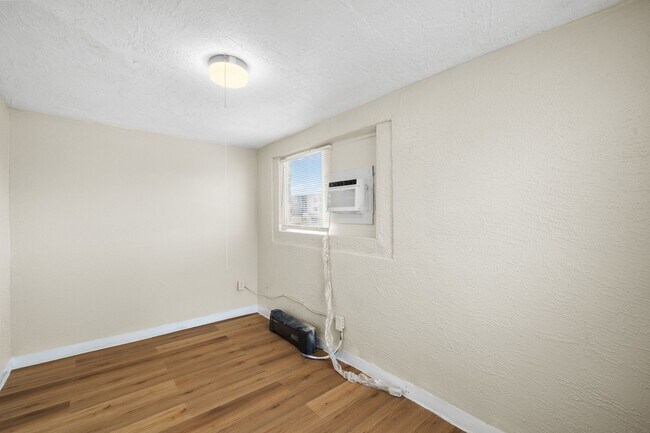 Building Photo - 1116 Upton Ct S