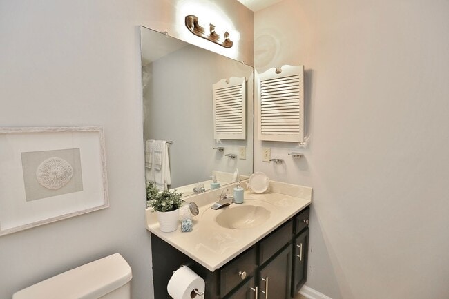 Building Photo - Beautifully Updated Townhome In Ocean Lake...