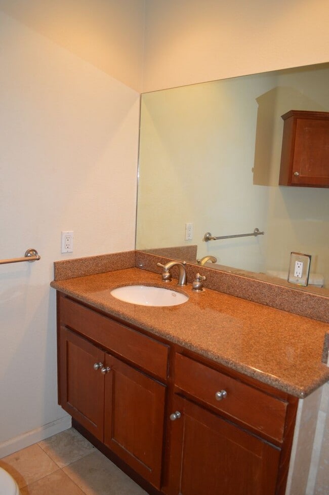 Building Photo - 1 Bedroom Condo in Mission Hills