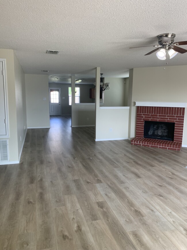 Building Photo - 714 Kinston Ct