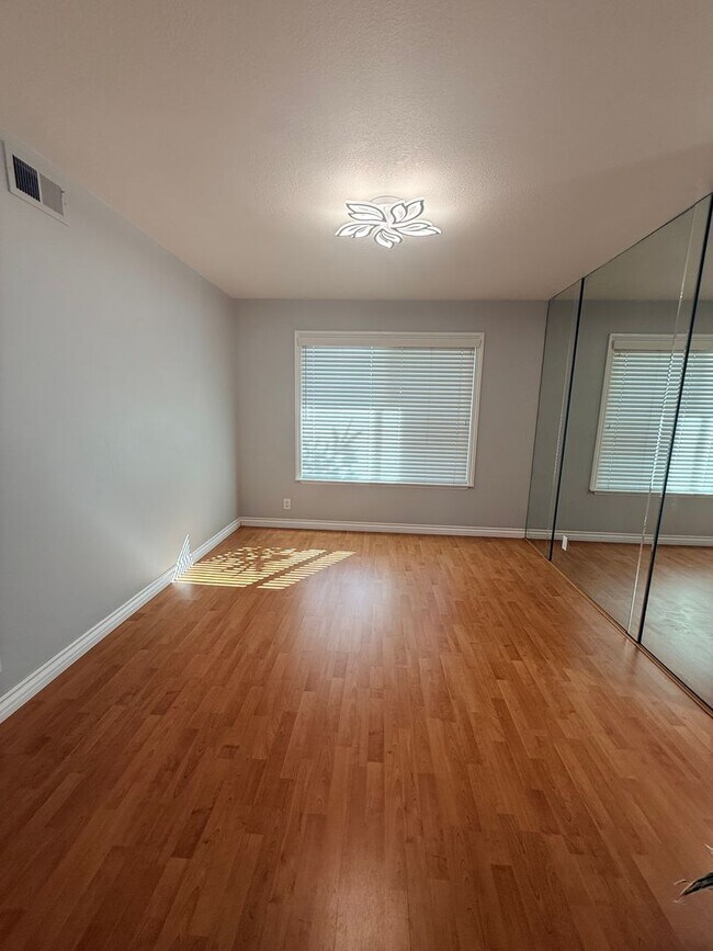 Building Photo - Anaheim home-Great Curb Appeal