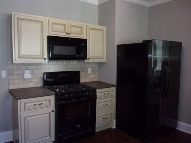 Building Photo - 4 Bedroom 2 Bath Home Blocks to Downtown R...