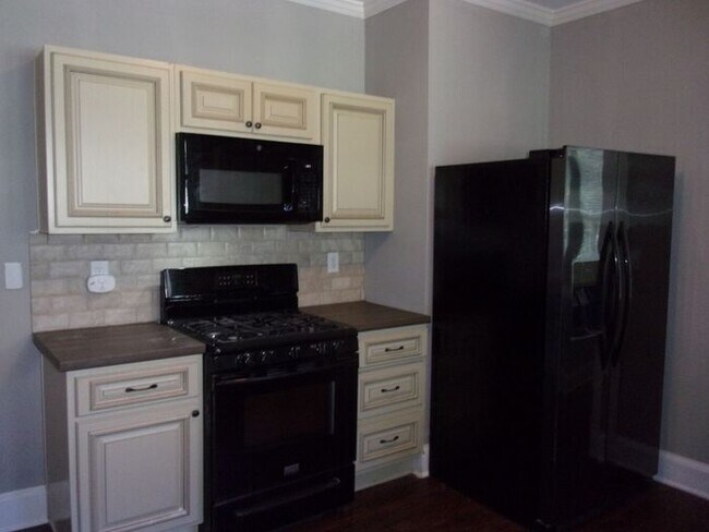 Building Photo - 4 Bedroom 2 Bath Home Blocks to Downtown Rock Hill