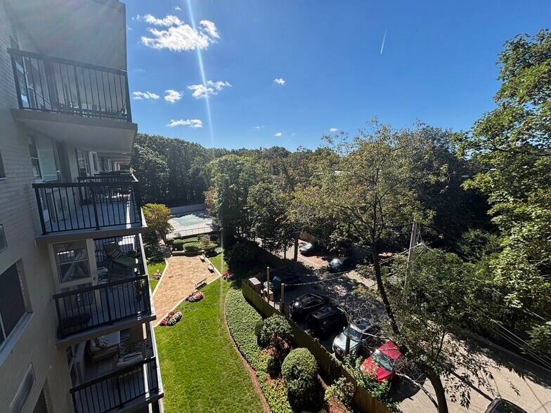 Building Photo - 16 Monmouth Ct