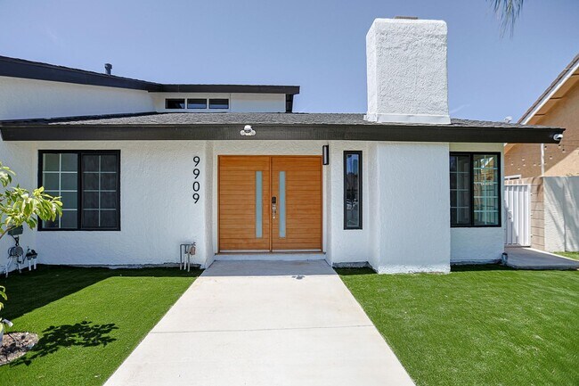 Building Photo - Luxury Fully Remodeled 4 Bed + 1 den / 4 Bath Home Near Mile Square Park – Approx. 2,500 Sq. Ft.