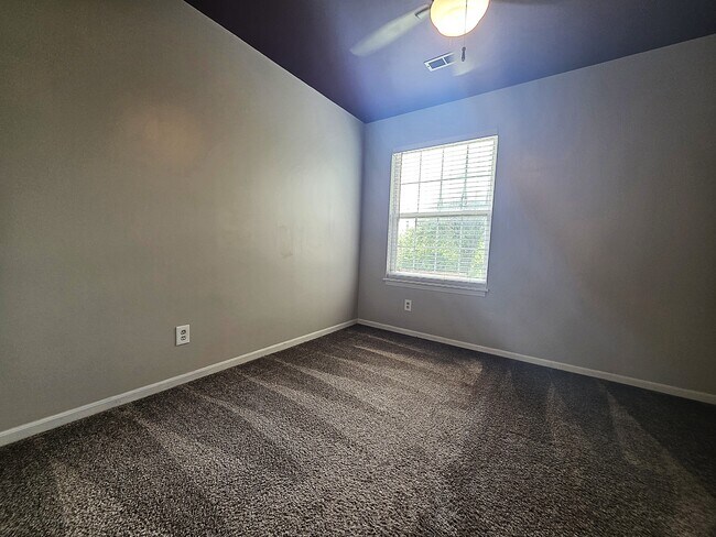 Building Photo - 324 Palomino Ln