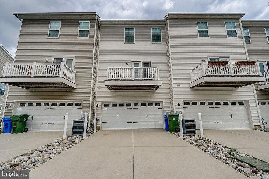 Building Photo - 476 N Palace Dr