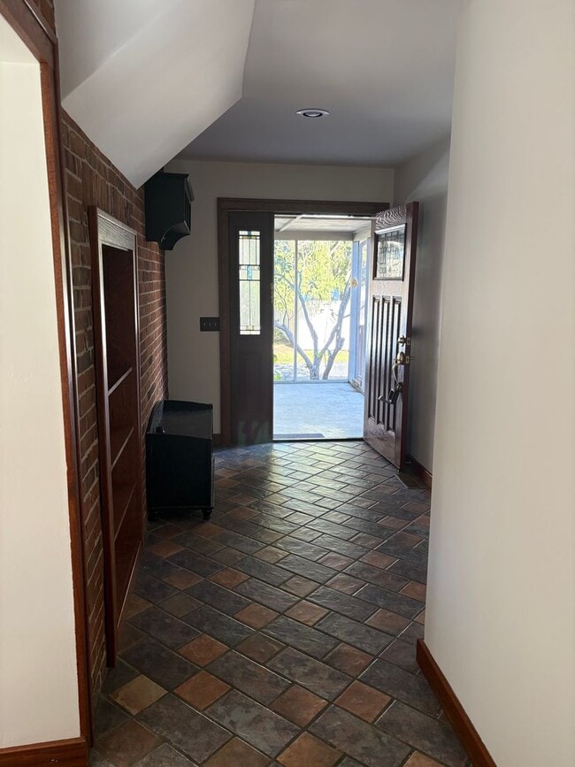 Building Photo - Large 4 bedroom Home for Rent