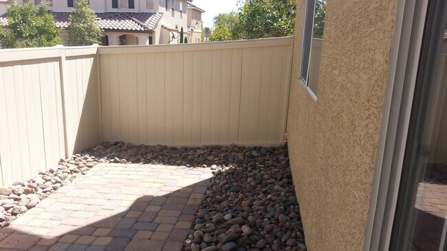 Building Photo - Beautiful SW 4 bedroom home with 2 car garage!