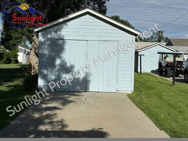 Building Photo - 2 Bed 1 Bath With all the Charm