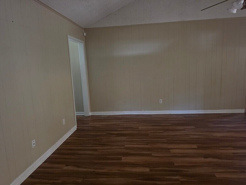 livingroom - 10990 Forest Gln