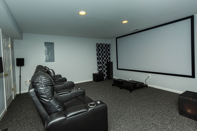 Building Photo - 4 bed, 2.5 bath Single Family Home in Char...