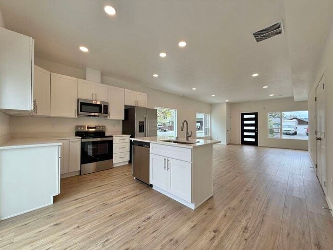 Building Photo - 3925 E 32nd Ave