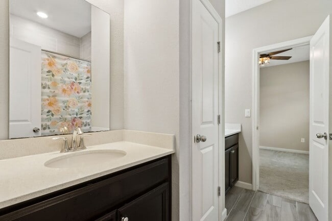 Building Photo - Spacious 3BR/3.5BA Home with Office & Reso...