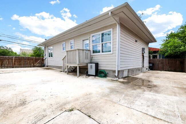 Building Photo - 2219 N Flores St