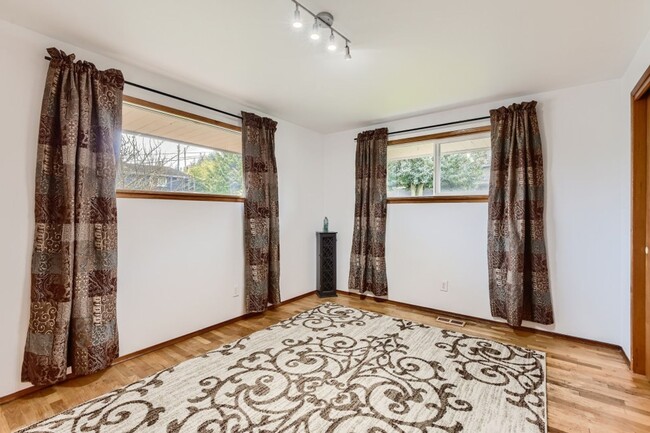Building Photo - Gracious and Spacious and NO Steps at $3200!