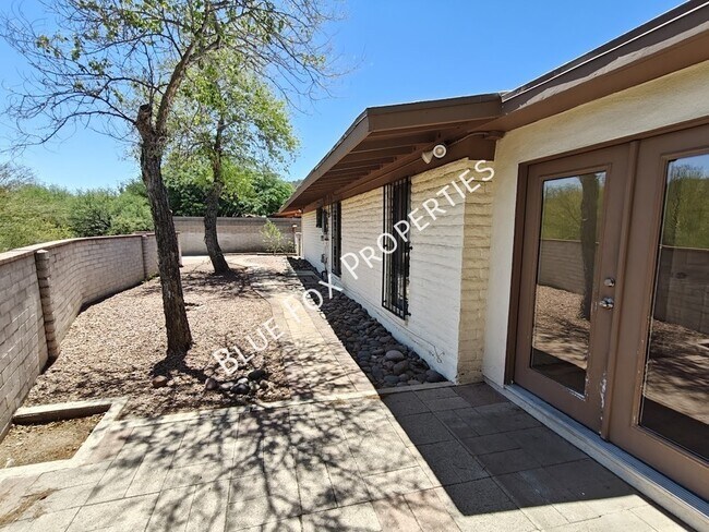 Building Photo - 2781 W Calle Carapan