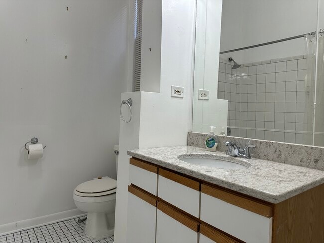 Building Photo - 2451 N Marshfield Ave