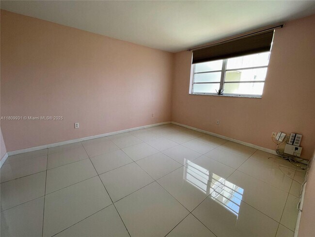 Building Photo - 2859 Leonard Dr
