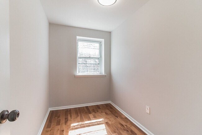 Building Photo - Two bedroom one Bathroom House for rent