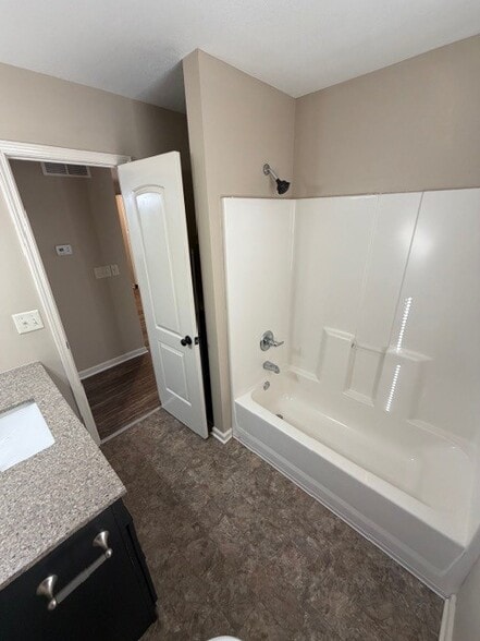 Full Hall bath, Tub view - 322 N Prairie St