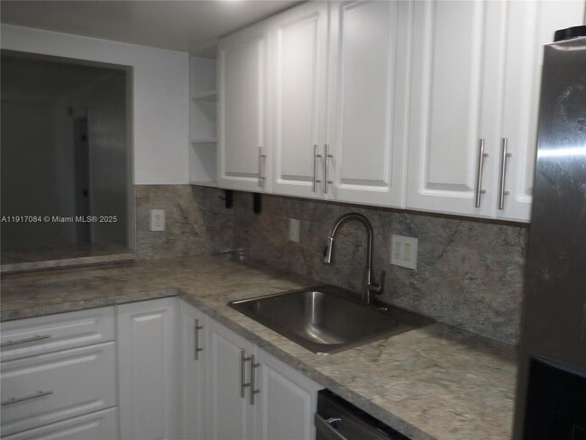 Building Photo - 14501 N Kendall Dr