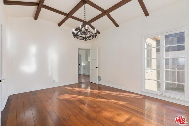 Building Photo - 144 S La Peer Dr